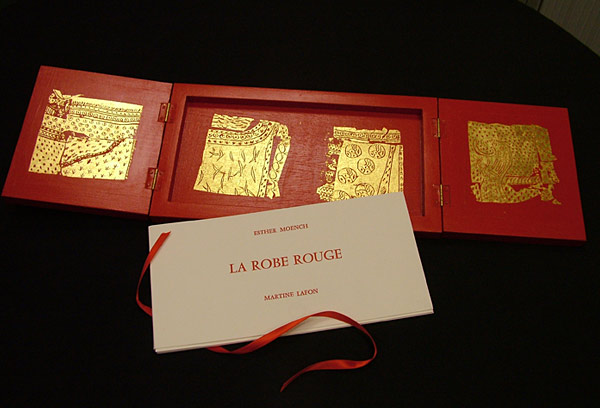 <b>La Robe rouge</b><i> • Logé dans un triptyque de voyage, rouge comme un fond d’assiette destiné à recevoir la feuille d’or, l’ouvrage comporte quatre linogravures et un texte d’Esther Moench en hommage à toutes ces robes rouges qui courent dans la collection du Petit Palais d’Avignon. Post-rodo. 1997</i>